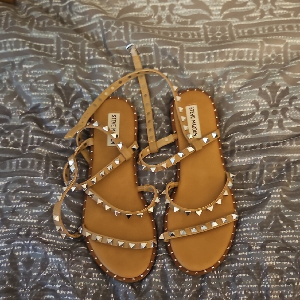 EUC Steve Madden Travel Tan Studded Sandals